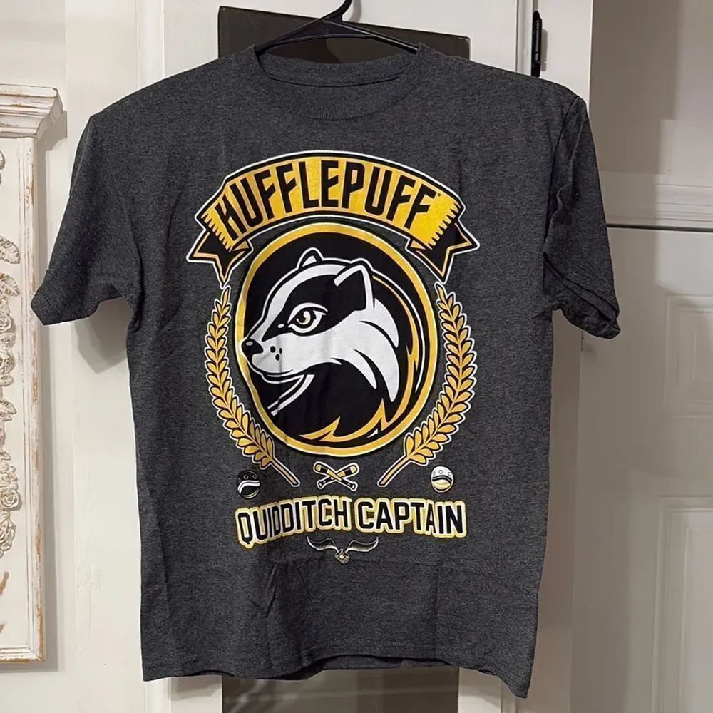 NWOT Harry Potter Hufflepuff Quidditch Captain Graphic Tee Youth Small